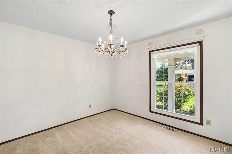 Great space for holiday dinners and entertaining. — 2311 Blue Hill Road, Chesterfield, MO 63017