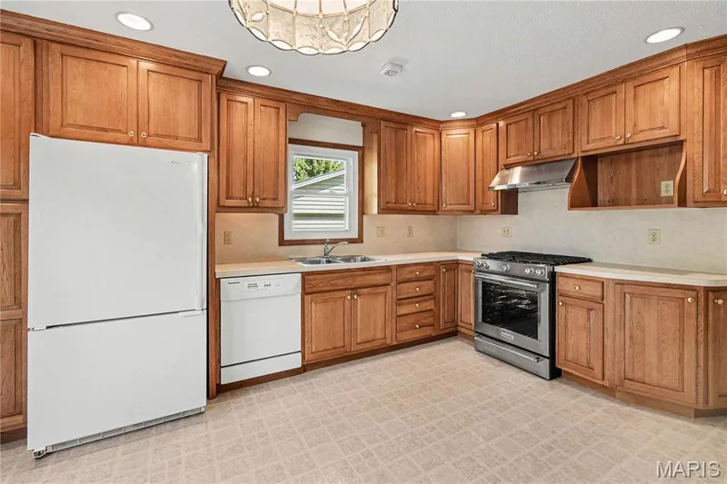 Bright and open eat-in kitchen, plenty of room for a big island — 2311 Blue Hill Road, Chesterfield, MO 63017