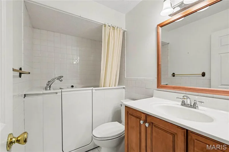 Hall bath with custom walk-in tub. — 2311 Blue Hill Road, Chesterfield, MO 63017
