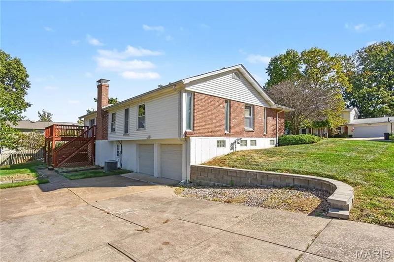 Tuckunder garage is oversized-excellent work space or tandem 4 car garage! — 2311 Blue Hill Road, Chesterfield, MO 63017