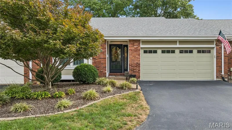 2416 Baxton Way, Chesterfield, MO 63017 — listing photo 2 of 37