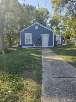 Sitting back offf street with trees framing this cutie! — 304 W Pitman Street, O'Fallon, MO 63366