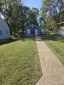 great concrete sidewalk and yard! — 304 W Pitman Street, O'Fallon, MO 63366