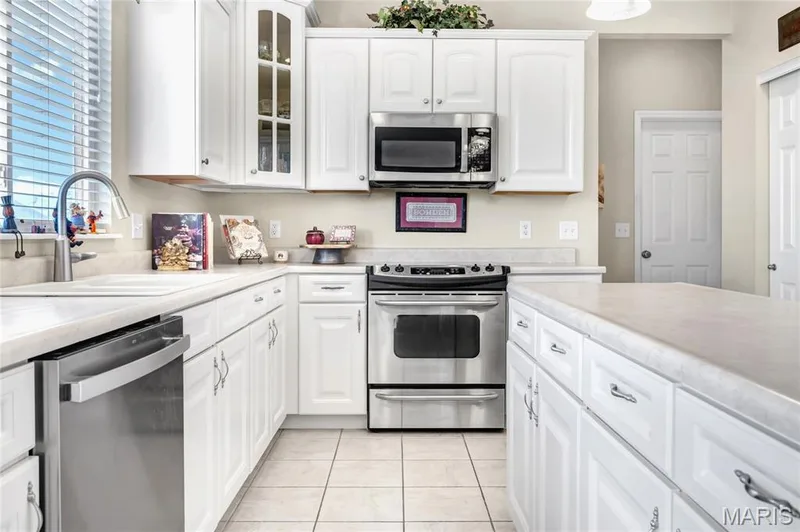 Large well-appointed kitchen with everything you need — 2061 Avalon Mist Circle, Dardenne Prairie, MO 63368