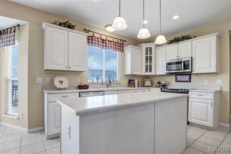 Large kitchen island — 2061 Avalon Mist Circle, Dardenne Prairie, MO 63368