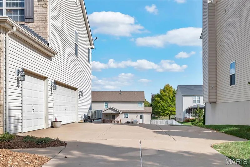 Oversized 3 car driveway — 2061 Avalon Mist Circle, Dardenne Prairie, MO 63368