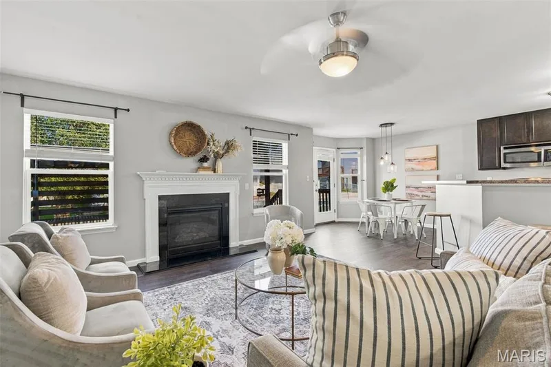 Spacious living room with gas fireplace — 429 Spring Trace, O'Fallon, MO 63368