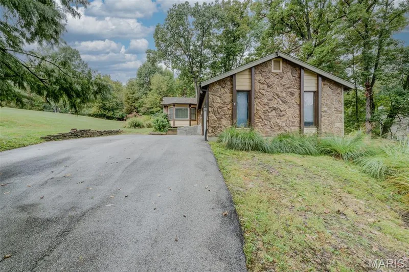 533 Snipes Drive, St Charles, MO 63303 — listing photo 2 of 43