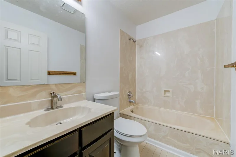 Main Floor Primary Bath — 533 Snipes Drive, St Charles, MO 63303