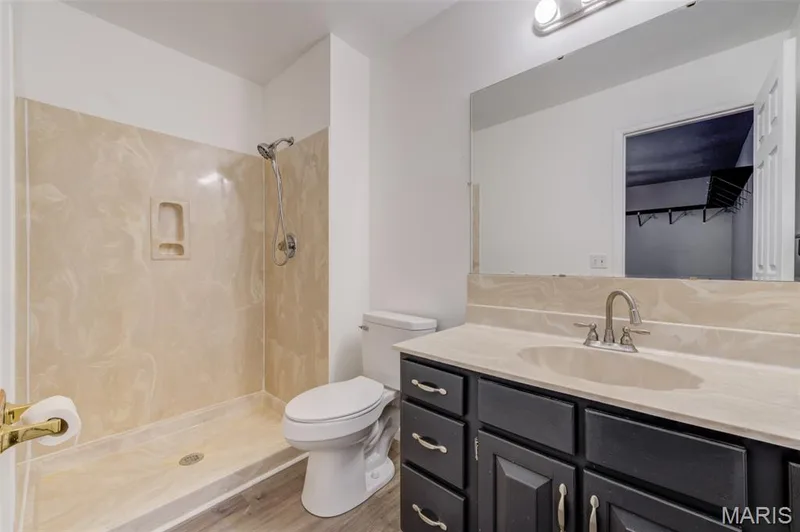 Hall Bath to service 2nd and 3rd bedroom — 533 Snipes Drive, St Charles, MO 63303