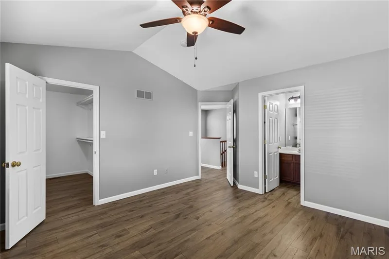 Primary Bedroom with soaring vaulted ceiling, walk in closet & full en suite bath! — 819 Country Field Drive, Lake St. Louis, MO 63367