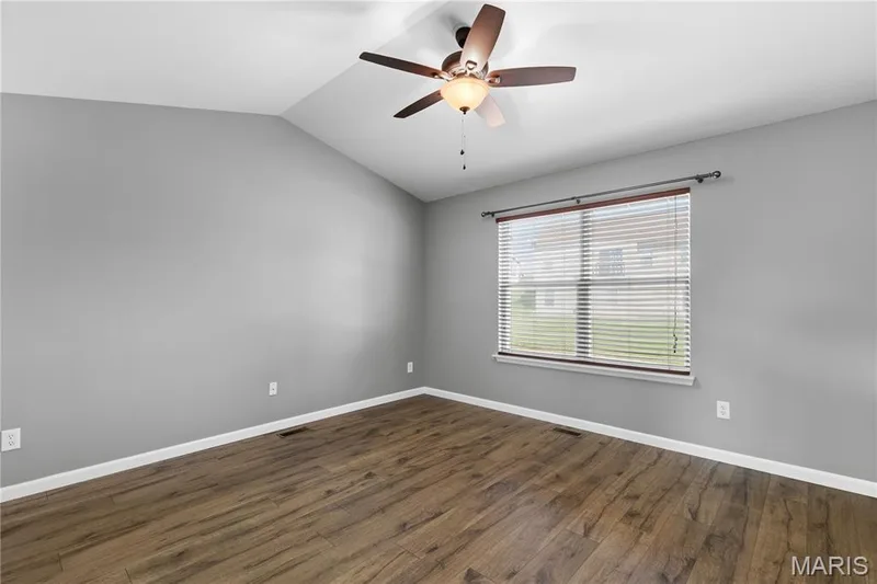 Primary Bedroom with soaring vaulted ceiling, walk in closet & full en suite bath! — 819 Country Field Drive, Lake St. Louis, MO 63367