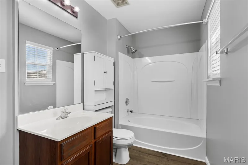 Second full bathroom on the upper level! (Bath #3!) — 819 Country Field Drive, Lake St. Louis, MO 63367