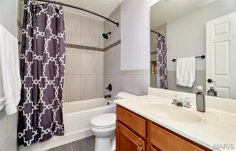 Upper level full bathroom — 7428 Heathermoor Lane, Dardenne Prairie, MO 63368