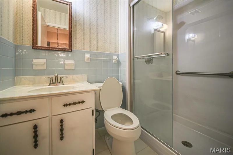 en suite bathroom — 1333 Sherbrooke Road, St Charles, MO 63303