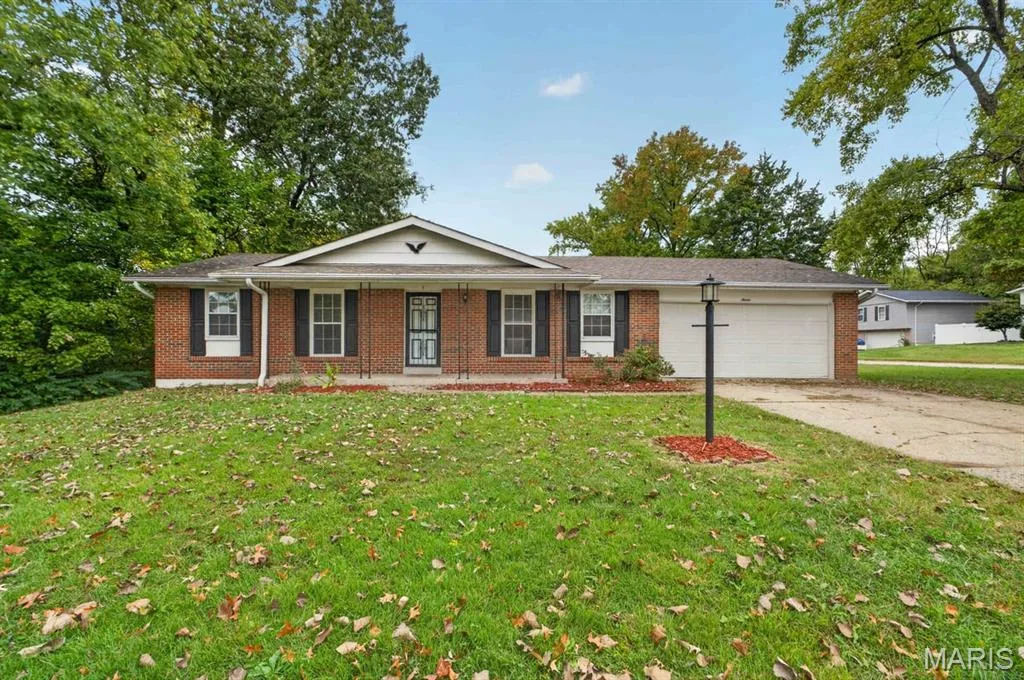 Gorgeous level fenced private corner lot — 7 Oak Hill Lane, St Peters, MO 63376