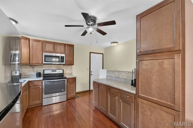 Tons of cabinets in this great kitchen! — 7 Oak Hill Lane, St Peters, MO 63376