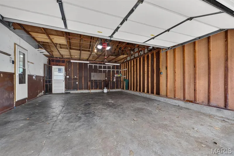 Huge garage — 7 Oak Hill Lane, St Peters, MO 63376