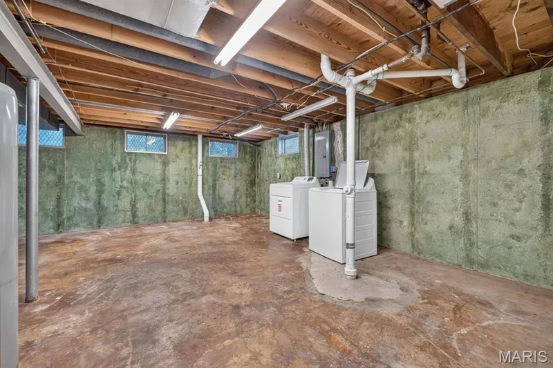 Laundry and great storage — 7 Oak Hill Lane, St Peters, MO 63376