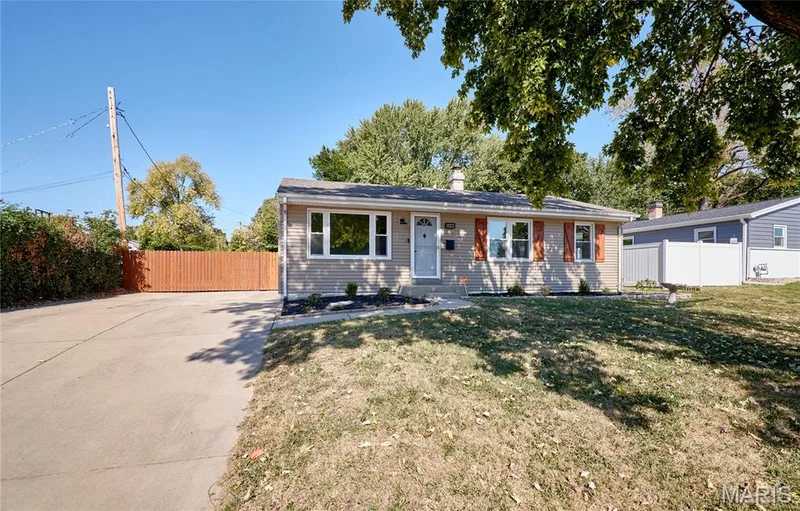 209 N Duchesne Drive, St Charles, MO 63301 — listing photo 2 of 28