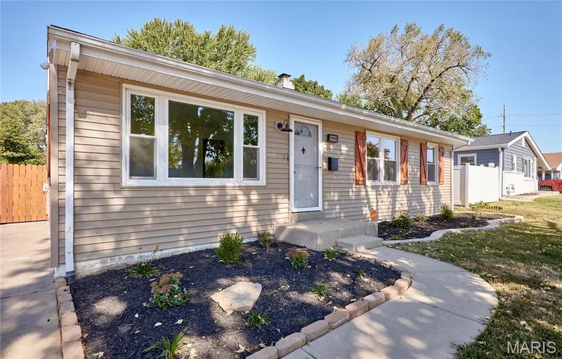 209 N Duchesne Drive, St Charles, MO 63301 — listing photo 3 of 28