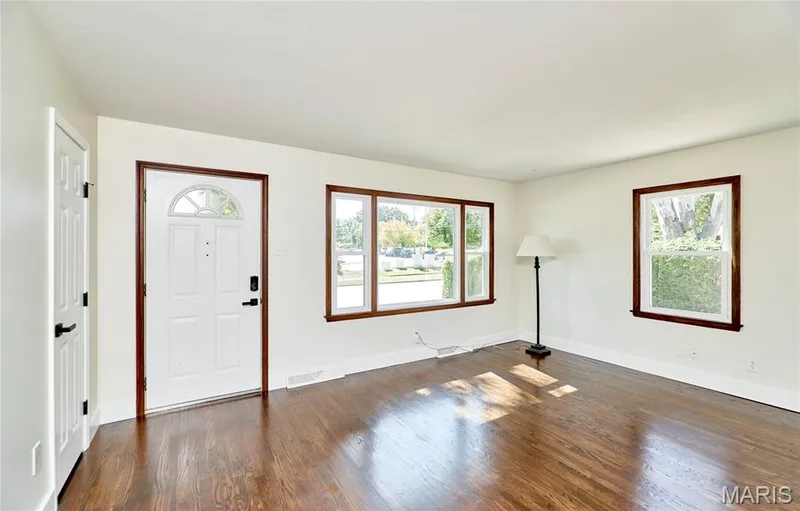 209 N Duchesne Drive, St Charles, MO 63301 — listing photo 4 of 28