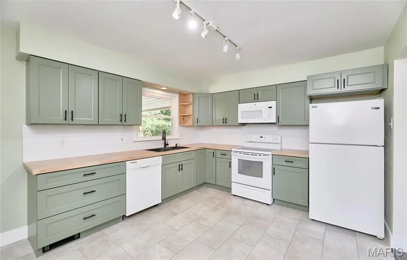 209 N Duchesne Drive, St Charles, MO 63301 — listing photo 13 of 28