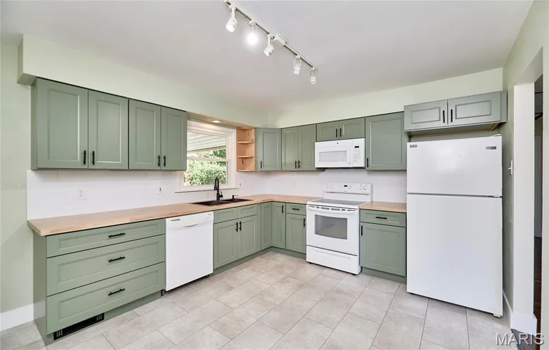 209 N Duchesne Drive, St Charles, MO 63301 — listing photo 14 of 28