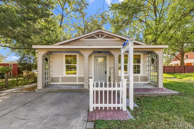415 Montgomery Street, St Charles, MO 63301 — listing photo 2 of 24