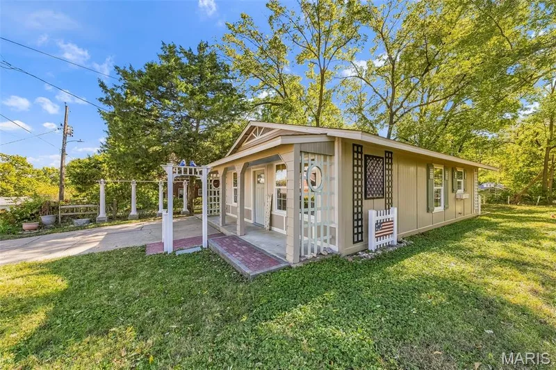 415 Montgomery Street, St Charles, MO 63301 — listing photo 3 of 24