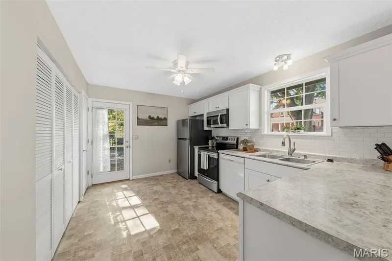 415 Montgomery Street, St Charles, MO 63301 — listing photo 9 of 24