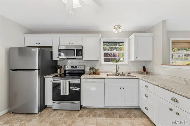 415 Montgomery Street, St Charles, MO 63301 — listing photo 11 of 24