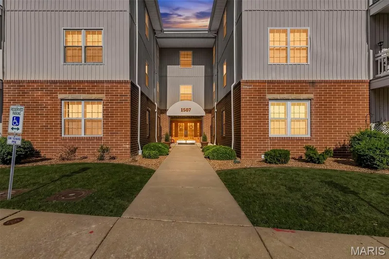 1507 S Old Highway 94 #204, St Charles, MO β listing photo 1