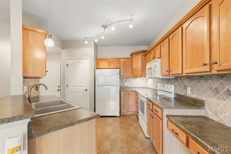 1507 S Old Highway 94 #204, St Charles, MO 63303 — listing photo 7 of 29