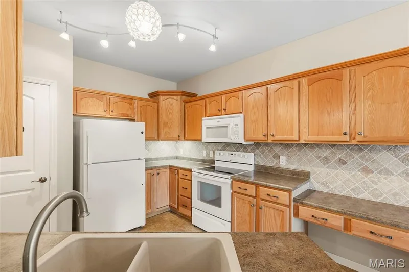 1507 S Old Highway 94 #204, St Charles, MO 63303 — listing photo 8 of 29