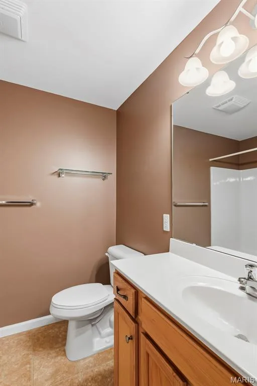 Hall Full Bathroom — 1507 S Old Highway 94 #204, St Charles, MO 63303