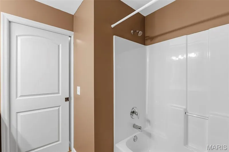 Hall Full Bathroom — 1507 S Old Highway 94 #204, St Charles, MO 63303