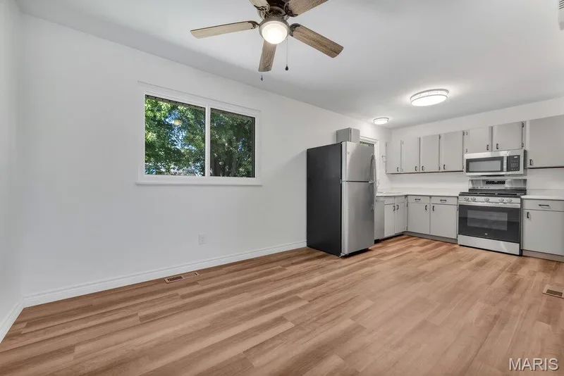 Breakfast area connected to the kitchen — 15 Country Hill Road, St Peters, MO 63376