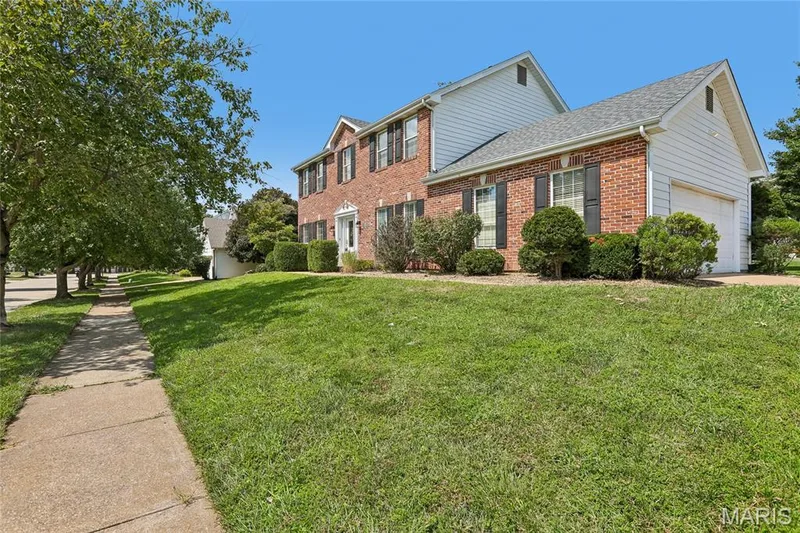 239 Lansbrooke Drive, Chesterfield, MO 63005 — listing photo 3 of 50