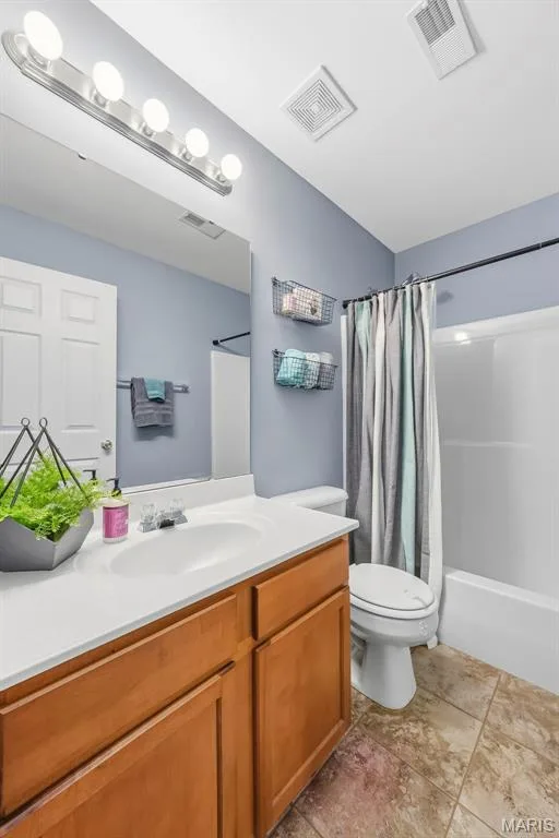 2nd bedroom en suite bath — 106 Crimson Oaks Court, Lake St. Louis, MO 63367