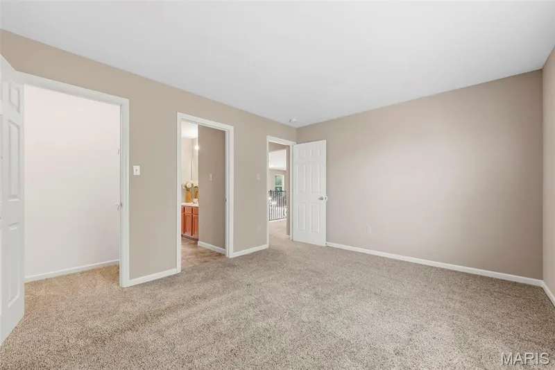 3rd bedroom with walk-in closet and Jack & Jill bath. — 106 Crimson Oaks Court, Lake St. Louis, MO 63367