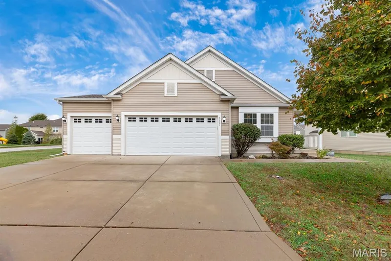 3121 Grace Hill Drive, Lake St. Louis, MO 63367 — listing photo 2 of 37