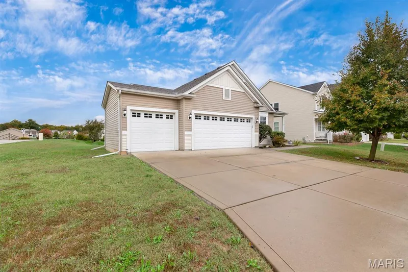 3121 Grace Hill Drive, Lake St. Louis, MO 63367 — listing photo 3 of 37