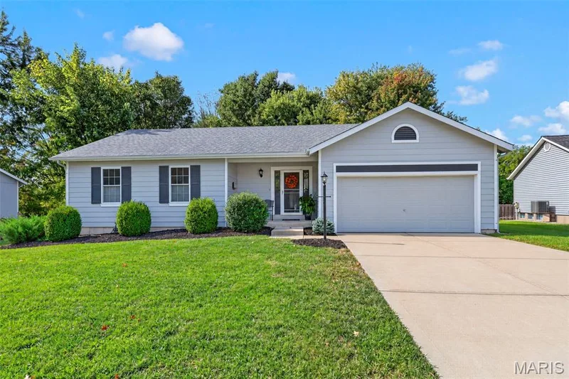 120 Oak Valley Drive, St Peters, MO 63376 — listing photo 2 of 35