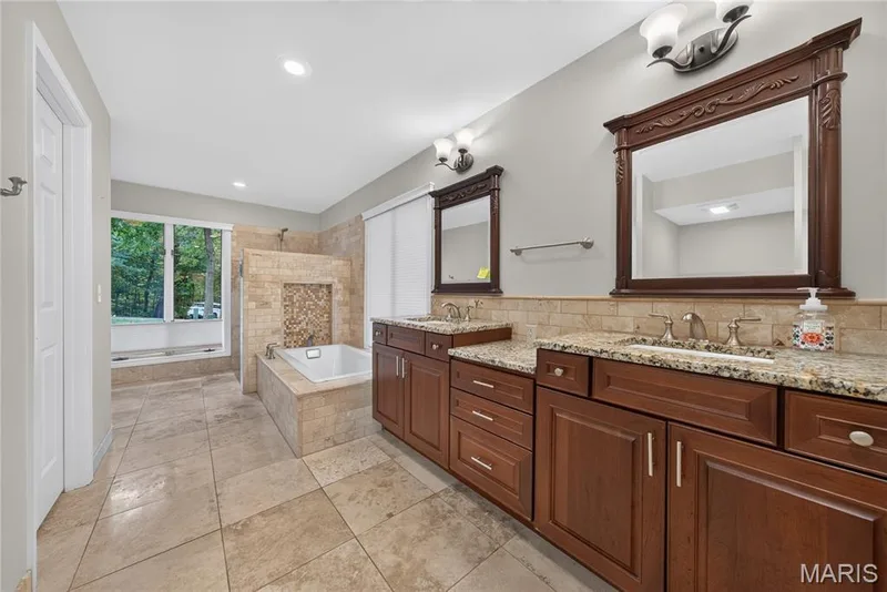 Double sink vanity and tub — 2 Lakeview Court, Lake St. Louis, MO 63367
