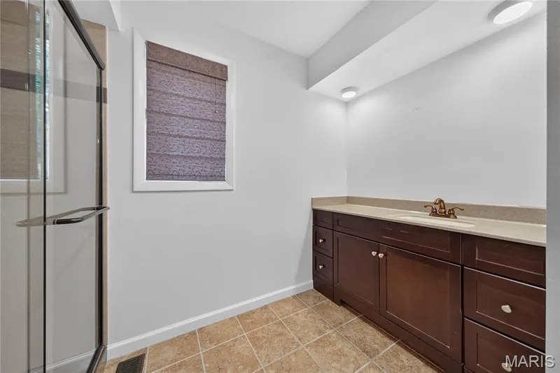 Upper level bathroom — 2 Lakeview Court, Lake St. Louis, MO 63367