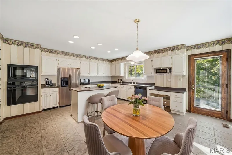 Virtually staged — 741 Cedar Field Court, Chesterfield, MO 63017
