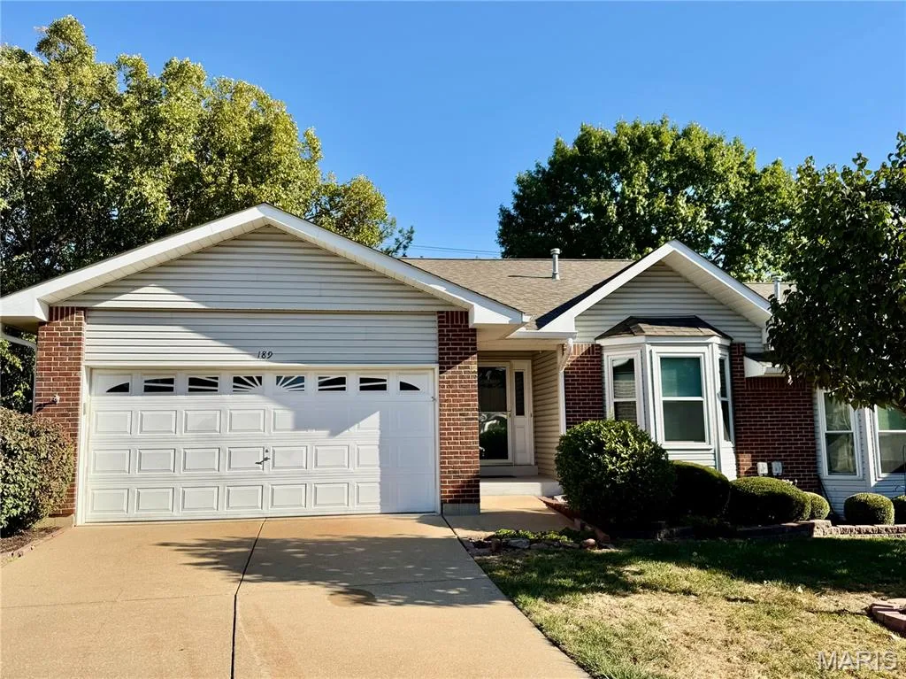 189 Southern Oaks Drive, St Charles, MO 63303 — listing photo 1 of 33