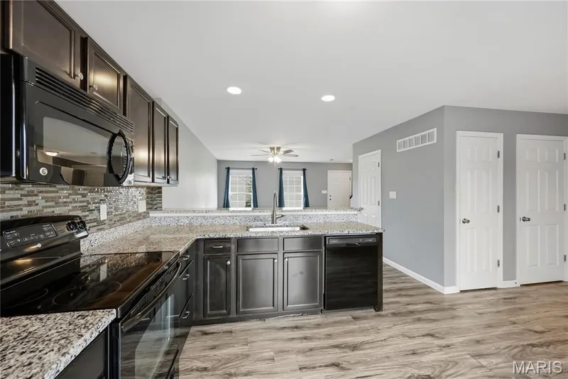 305 Willott Square Drive, St Peters, MO 63376 — listing photo 16 of 60