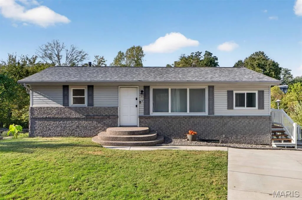 27 Lillian Drive, St Charles, MO 63304 — listing photo 1 of 49